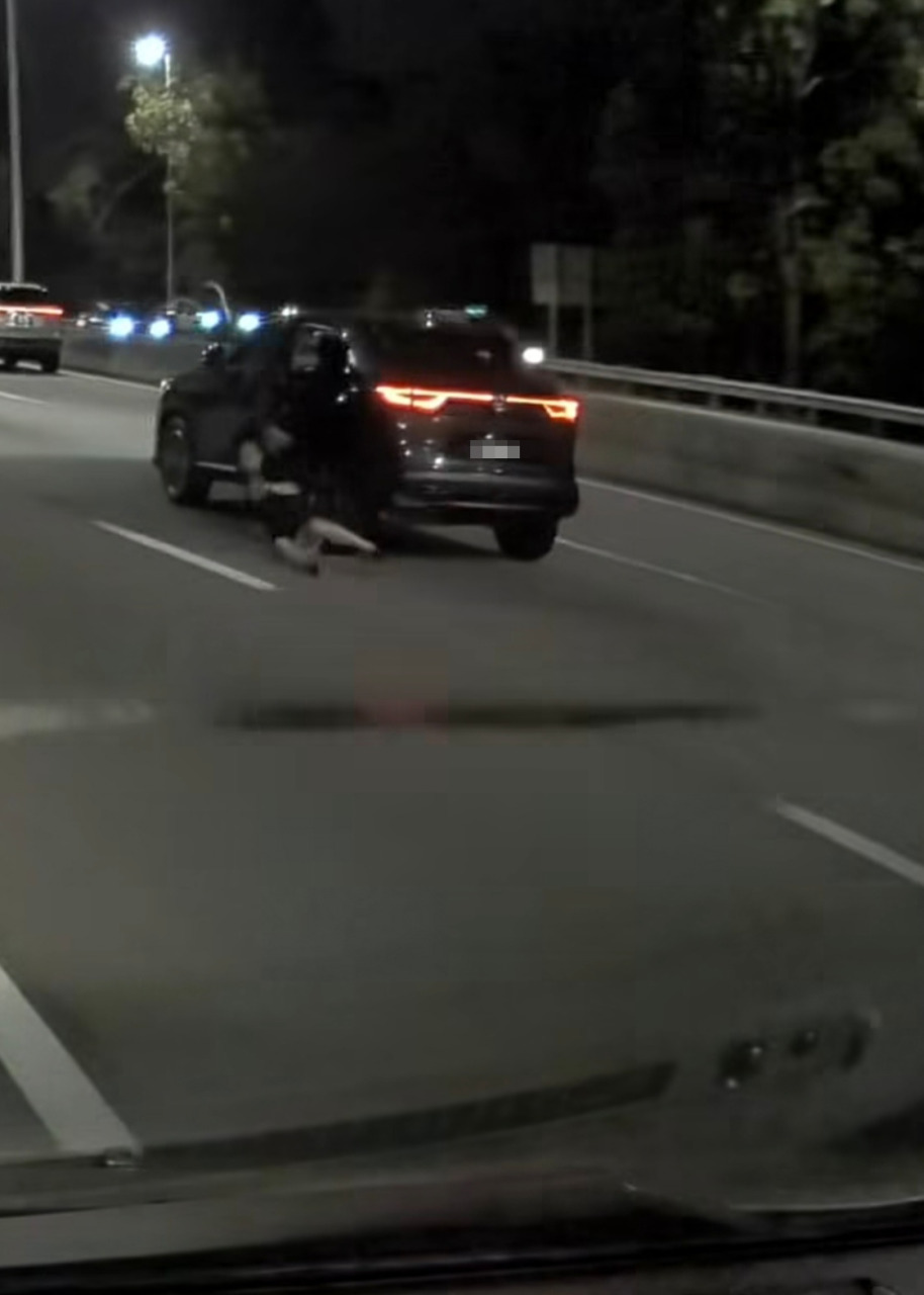 女子的鞋子在落地瞬间被甩飞，本身也在路上翻滚逾2圈。