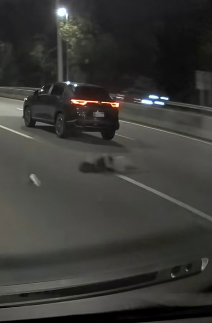 女子的鞋子在落地瞬间被甩飞，本身也在路上翻滚逾2圈。