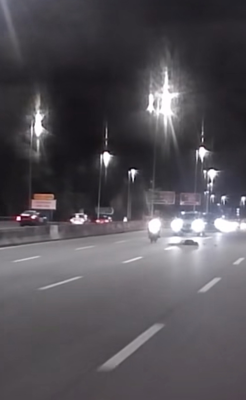 女子险些被后方的3辆轿车碾过，十分惊险。