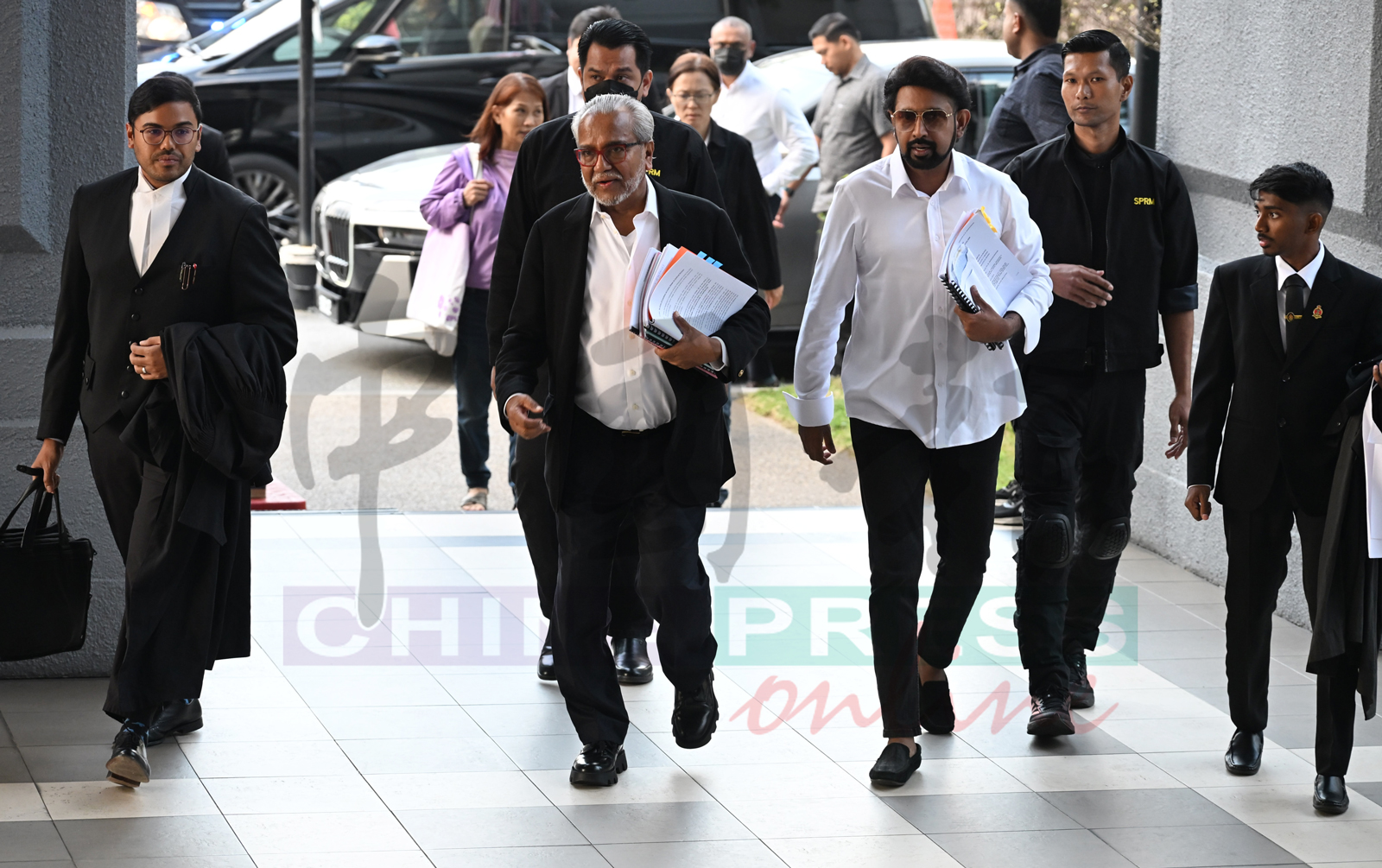 沙菲宜（左2）抵达吉隆坡法庭大厦，准备上庭为纳吉陈词。