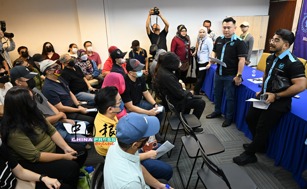 希山慕丁（右1起）和胡杰良在记者会后，再次向求助者汇报即将采取的行动计划。