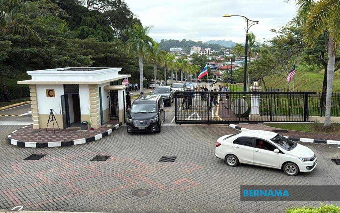 5名少女在警车护送下乘坐客货车抵达法庭。