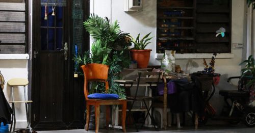 单位内外堆满杂物 仍有人租“垃圾屋”