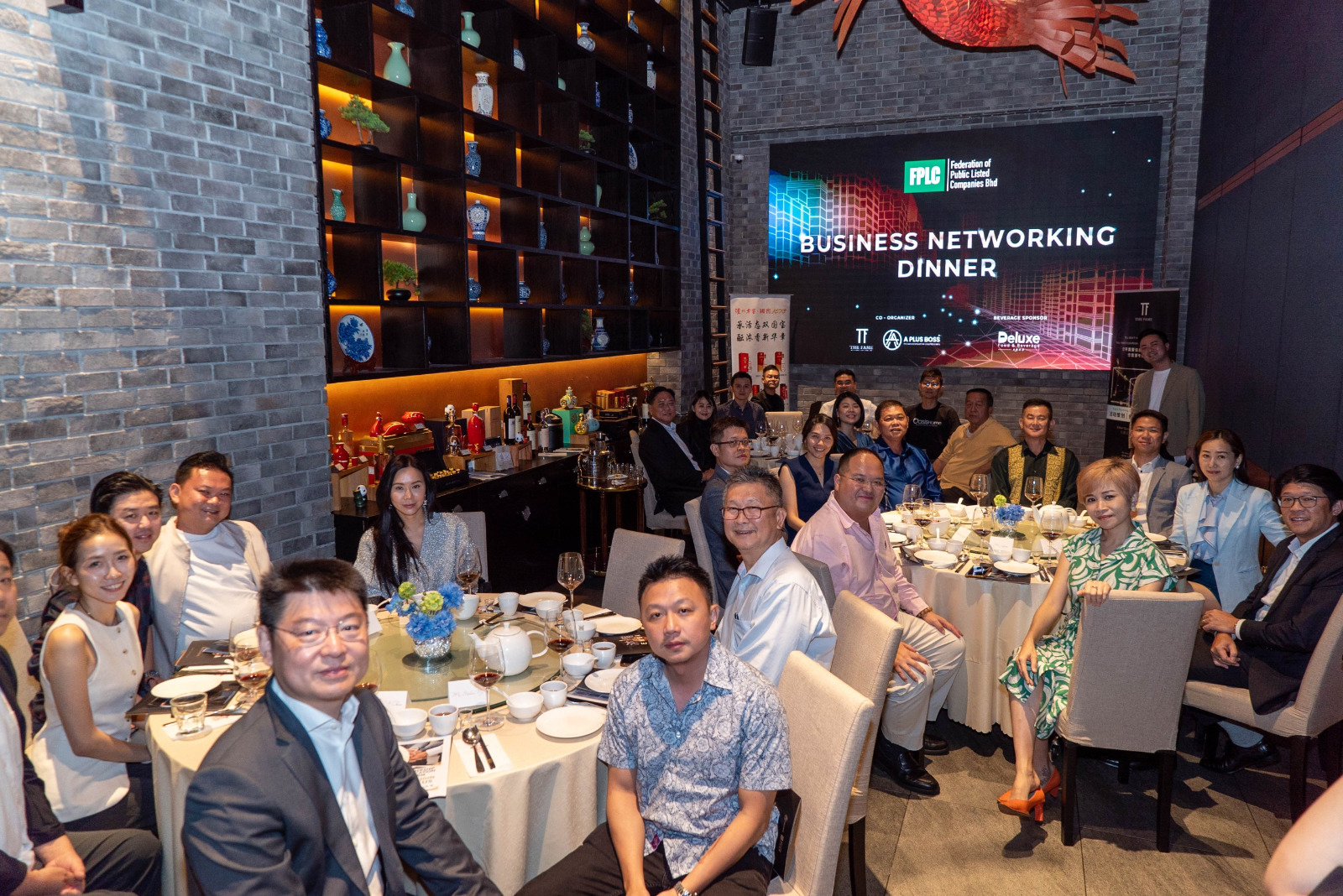 马来西亚上市公司联合会主办“企业交流晚会”,各行各业的领导与企业高层踊跃出席,场面热烈。