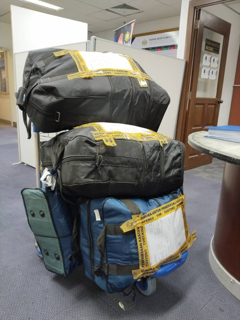 执法官员通过扫描图发现嫌犯的4个行李箱相当可疑。