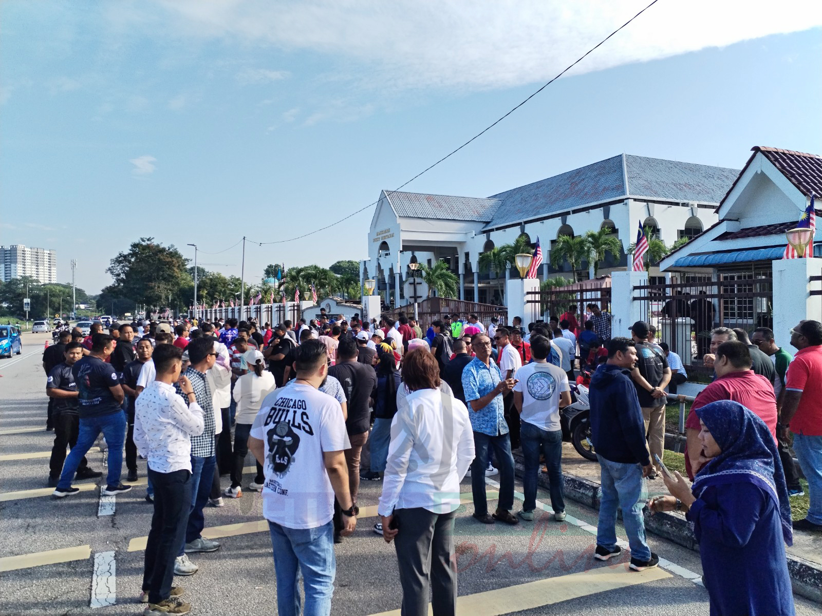 阿克马在法庭内受审时，支持者在庭外守候。