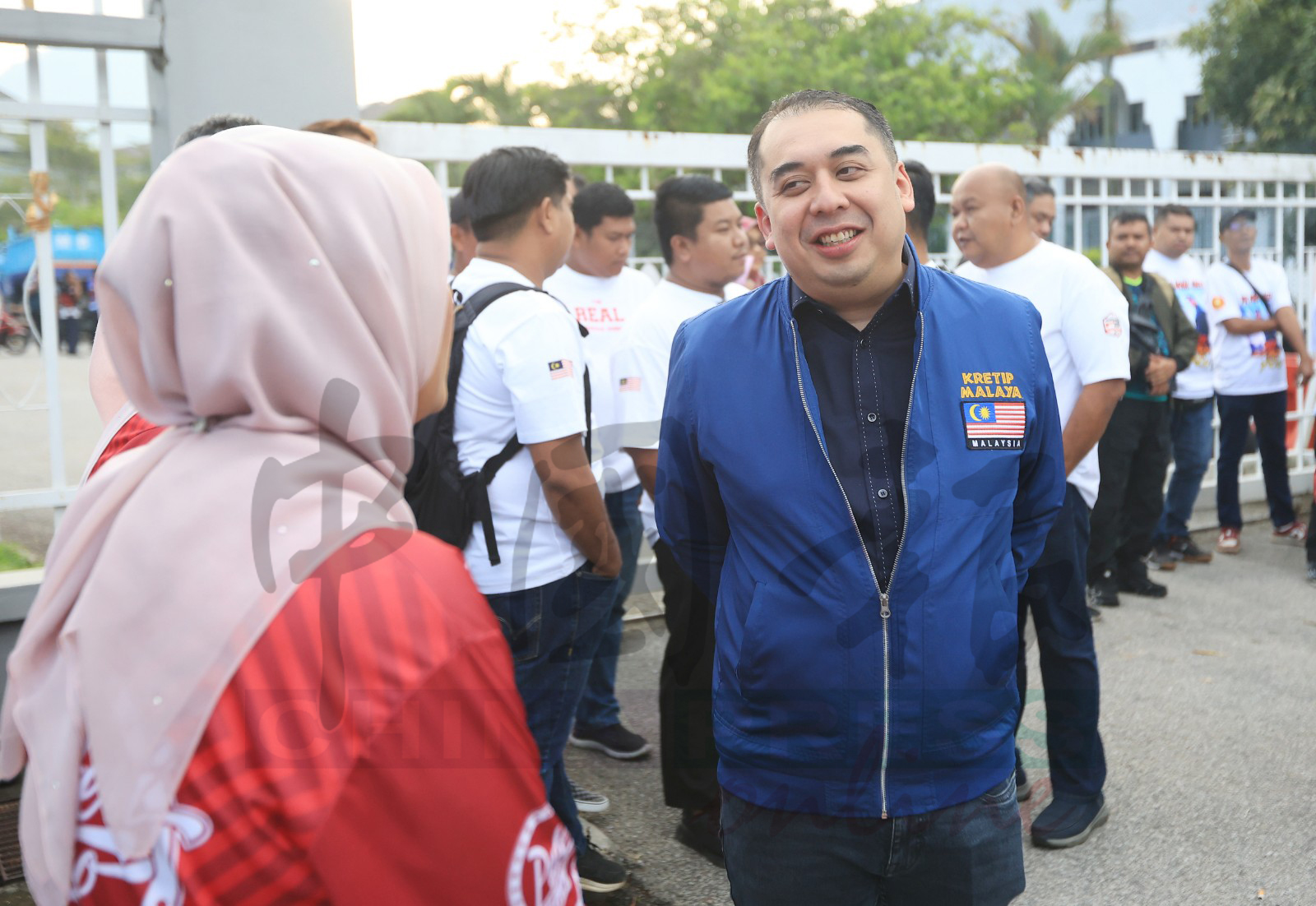 纳兹夫丁（右）一早就抵达法庭，支持阿克马。