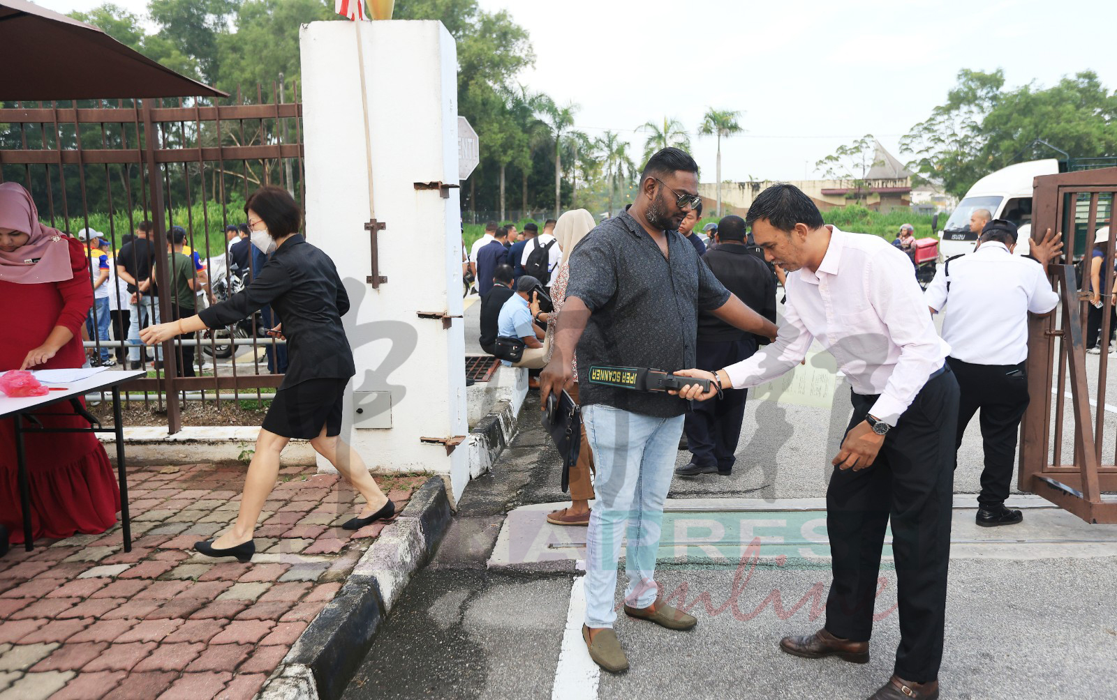 所有进入法庭的访客，都要接受检查。