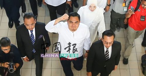 五金店国旗短暂倒挂｜控社媒言论危害公共秩序 阿克马不认罪