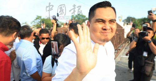 五金店国旗短暂倒挂｜阿克马庭外发言 “别以为能吓倒我！”