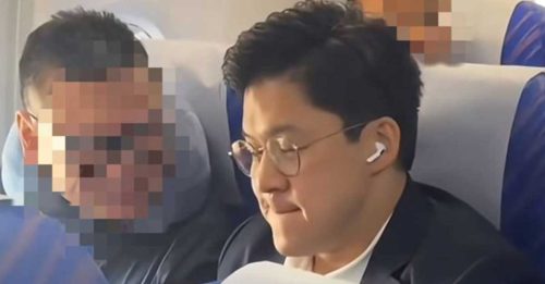 霍启刚搭机现踪经济舱 亲民举动被嘲：真的很爱演