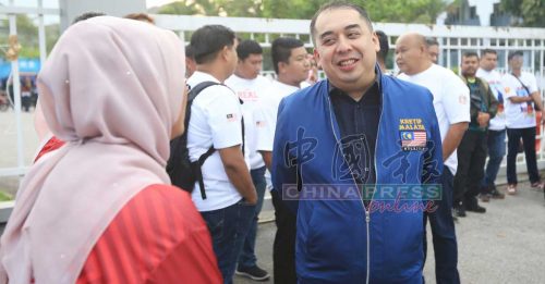 五金店国旗短暂倒挂｜支持者喊Hidup Bossku 纳吉儿子笑：去错法庭了