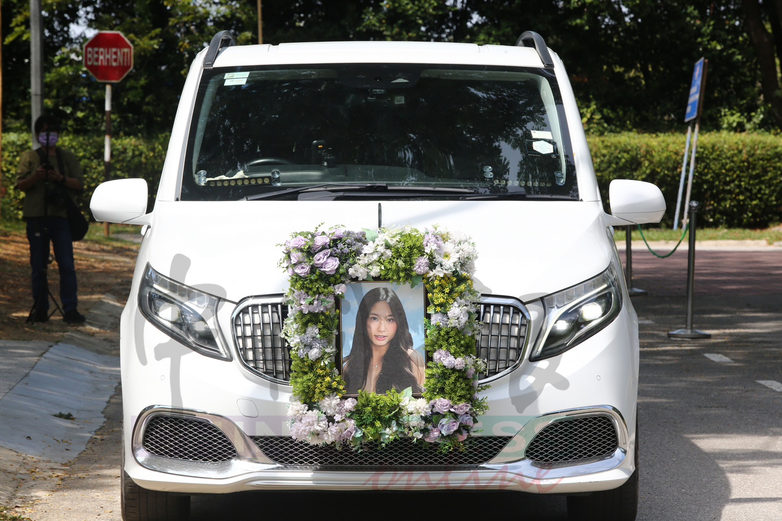 死者何恩霓周六(23日)举殡,在亲友陪同下,走完人生最后一程。