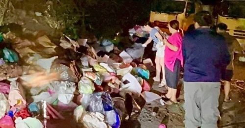 女子误丢金饰宝石 清洁员翻垃圾车找回