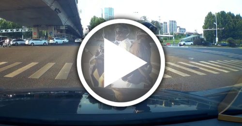 男骑士有企图 30秒煞车12次 后座女当场跳车走人