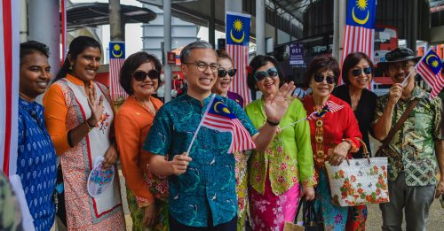 法米：在内阁讨论拍板 政府决策 无外力干预