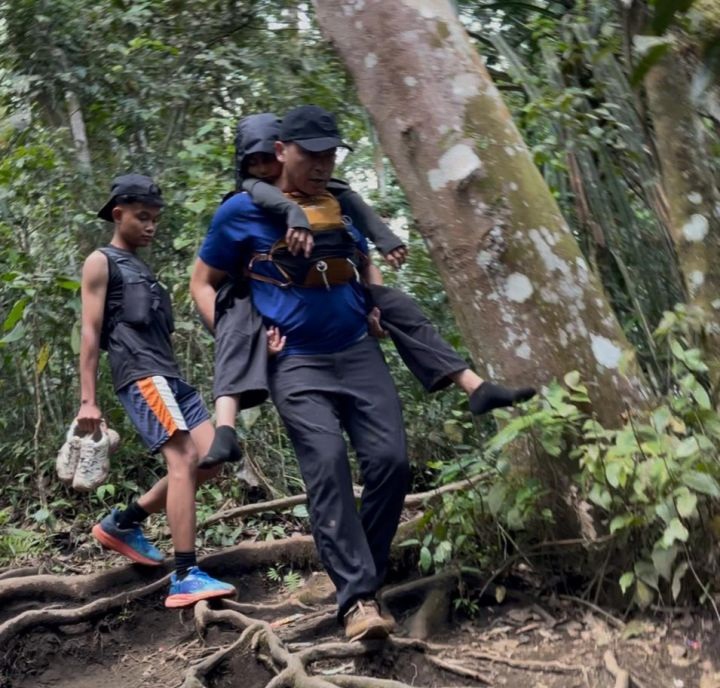哈迪安沙背着这名晕倒的大马少女下山。