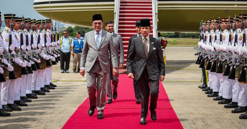 汶莱苏丹抵马 安华亲自接机