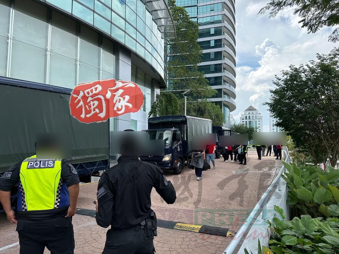 警方到某商业大楼展开突击行动。