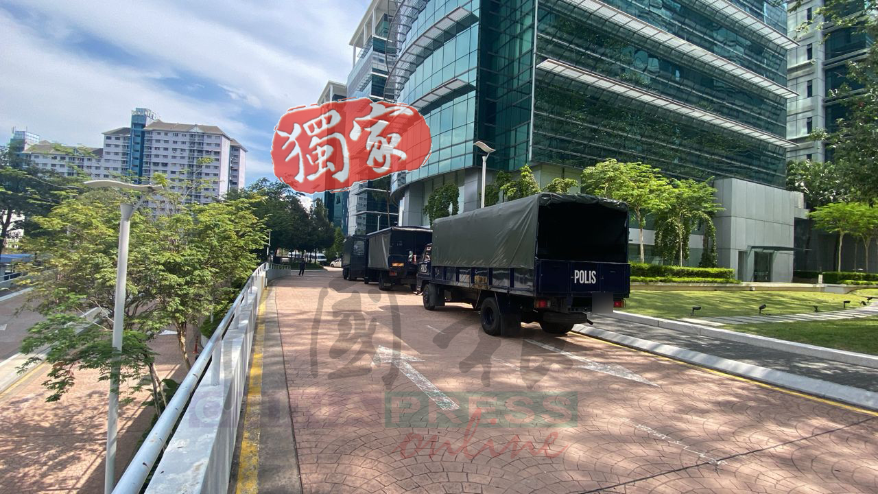 警方出动至少7辆警用大卡车，将大批男女载返警局作深入调查。