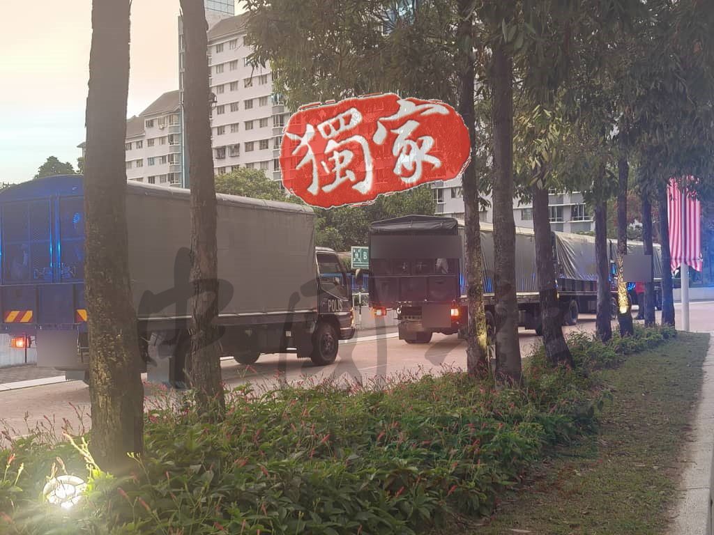 警方出动至少7辆警用大卡车，将大批男女载返警局作深入调查。