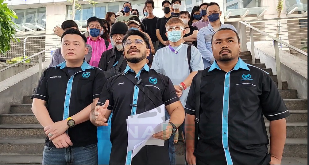 希山慕丁(前排中)呼吁有关当局展开调查;左为胡杰良。