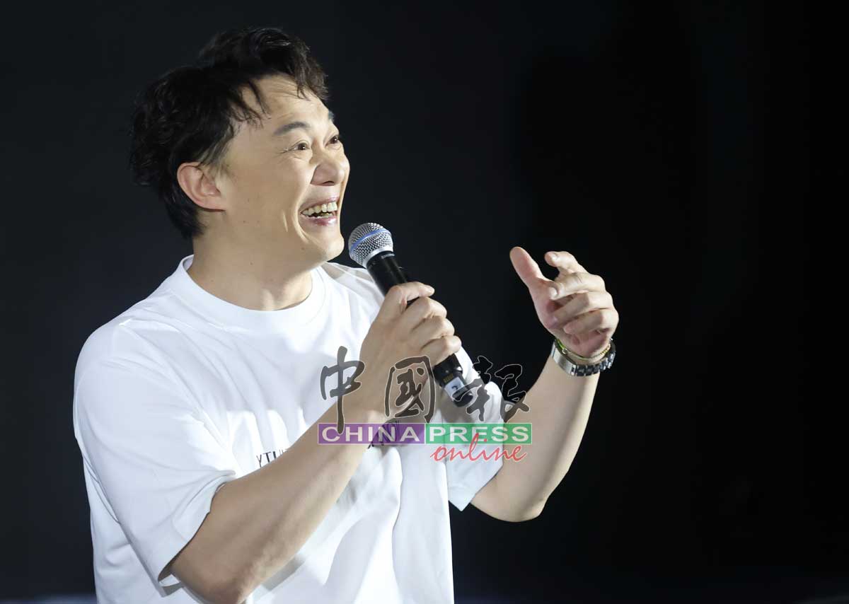 陈奕迅来马心情大好，分享会上与歌迷对话，表情多多。