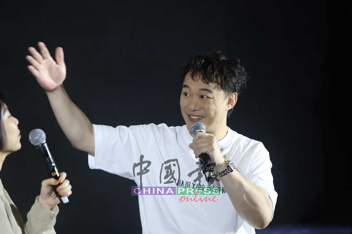 陈奕迅来马心情大好，分享会上与歌迷对话，表情多多。