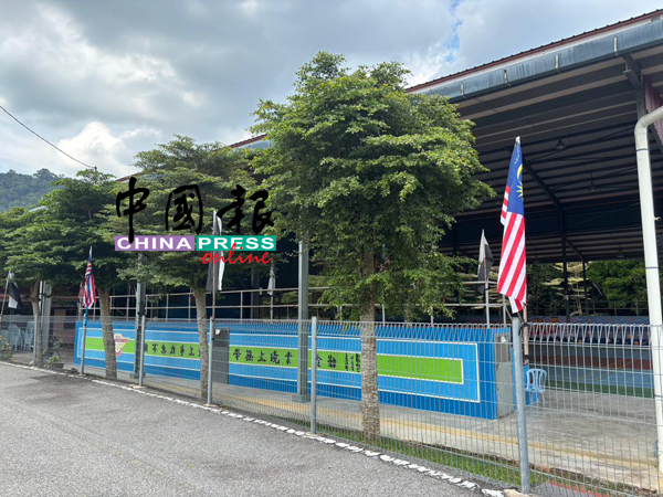 校园内飘扬的国旗似乎也在庆祝学校与国家走过的68周年。