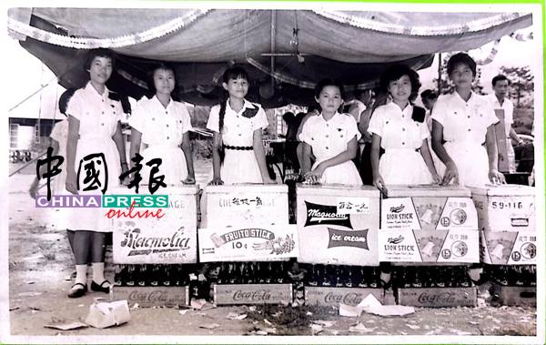 1960年的公教生穿着整齐的校服参与义卖会。