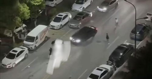 男子开宝马车撞人 反复碾压2女致死起因震惊