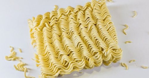 没煮熟快熟面 他吃3包身亡｜附音频