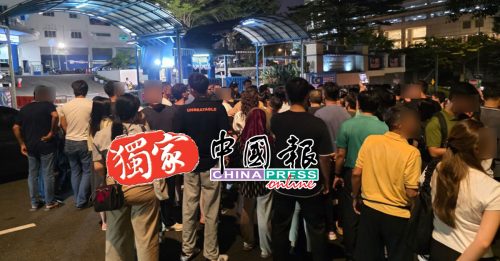 独家｜突击商业大楼 扣逾400男女 家属苦守警局外｜附音频