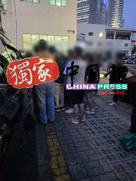 独家｜突击商业大楼 扣逾400男女 家属苦守警局外｜附音频