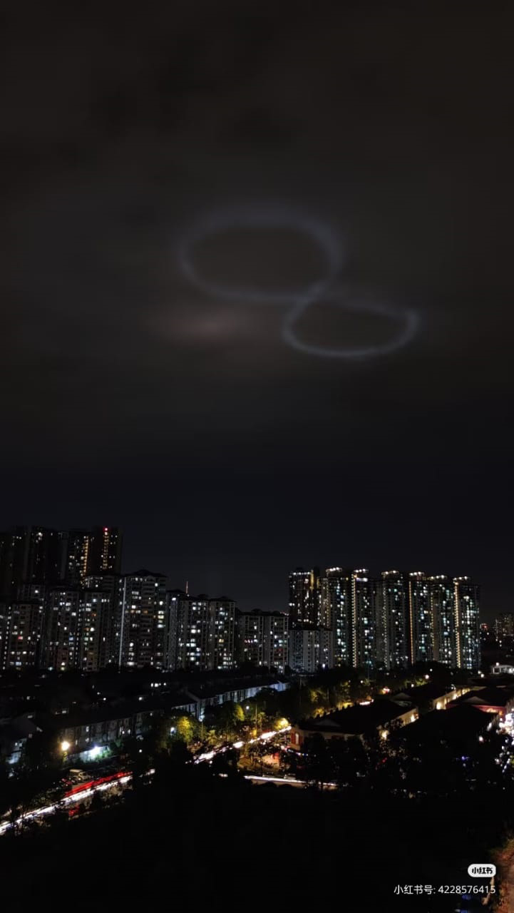 大批网民在雪隆一带都拍到有关画面。（取自网络）