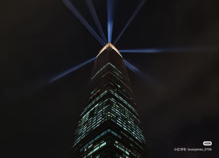 有网民指那是TRX建筑物上方照射出来的灯光。（取自网络）