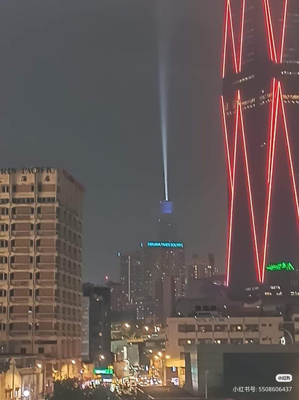 有网民指那是TRX建筑物上方照射出来的灯光。（取自网络）