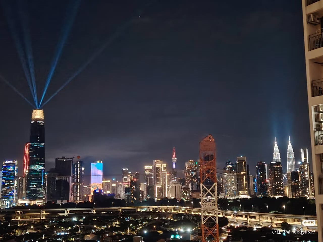 有网民指那是TRX建筑物上方照射出来的灯光。（取自网络）