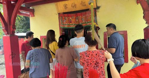 小小七仙庙挤爆人潮 善信冒雨求姻缘