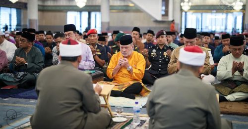 元首令柔清真寺 祈祷室 为地震办祈祷会免灾害