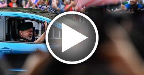 国家元首驾车莅临国庆日庆典 安华与旺阿兹莎向民众挥手展现亲民