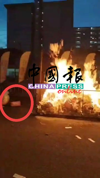 堆放稳稳的宝箱，在无法解释的无形力量影响下，自己掉下来。（受访者提供）