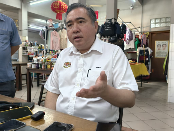 陆兆福对李光兴使用女性卫生棉改制成口罩,抗议森州上议员人选的方式感到羞耻。