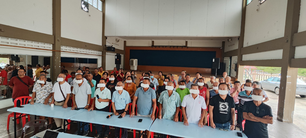 李光兴(前排右7)在8月3日携同党员在记者会,以卫生棉口罩暗喻行动党森州委,对推荐上议员课题保持缄默。(档案照)