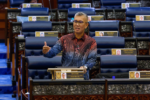 KUALA LUMPUR, 7 Ogos --  Menteri Pelaburan, Perdagangan dan Industri Tengku Datuk Seri Zafrul Abdul Aziz pada sesi pertanyaan-pertanyaan bagi jawab lisan ketika Mesyuarat Kedua, Penggal Keempat Parlimen ke-15 Dewan Rakyat di Bangunan Parlimen hari ini.

-- fotoBERNAMA (2025) HAK CIPTA TERPELIHARA