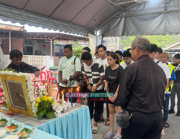 保竣生前好友低头默哀，送别最后一程。