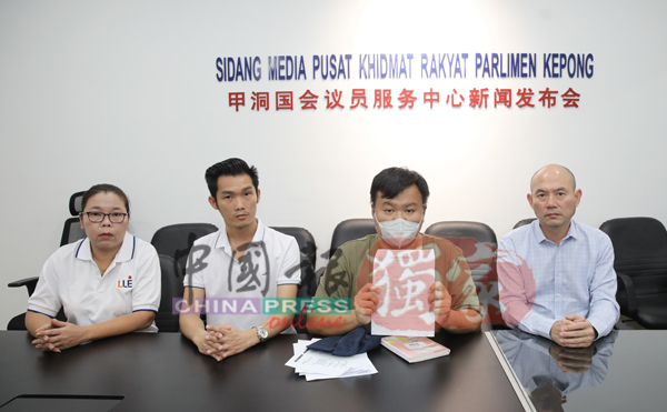 冯先生(左3)在林立迎(右)陪同下接受本报独家访问。左起为民主行动党联邦直辖区妇女组副主席梁丽仪及赖俊权。