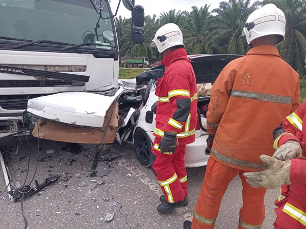 话望生消救员赶到现场展开救援工作。
