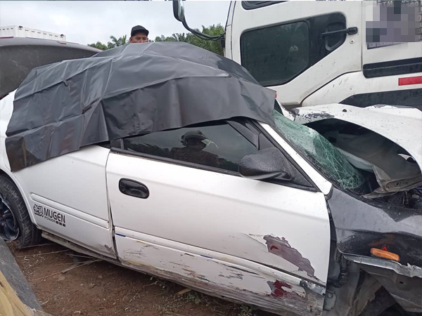 涉及事故的轿车严重损毁。
