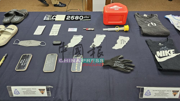 警方在嫌犯藏匿处搜出各项追债、纵火的犯案工具。